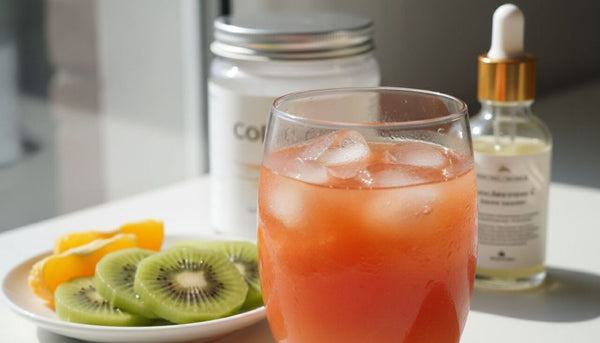 Bebida refrescante com frutas em uma mesa clara