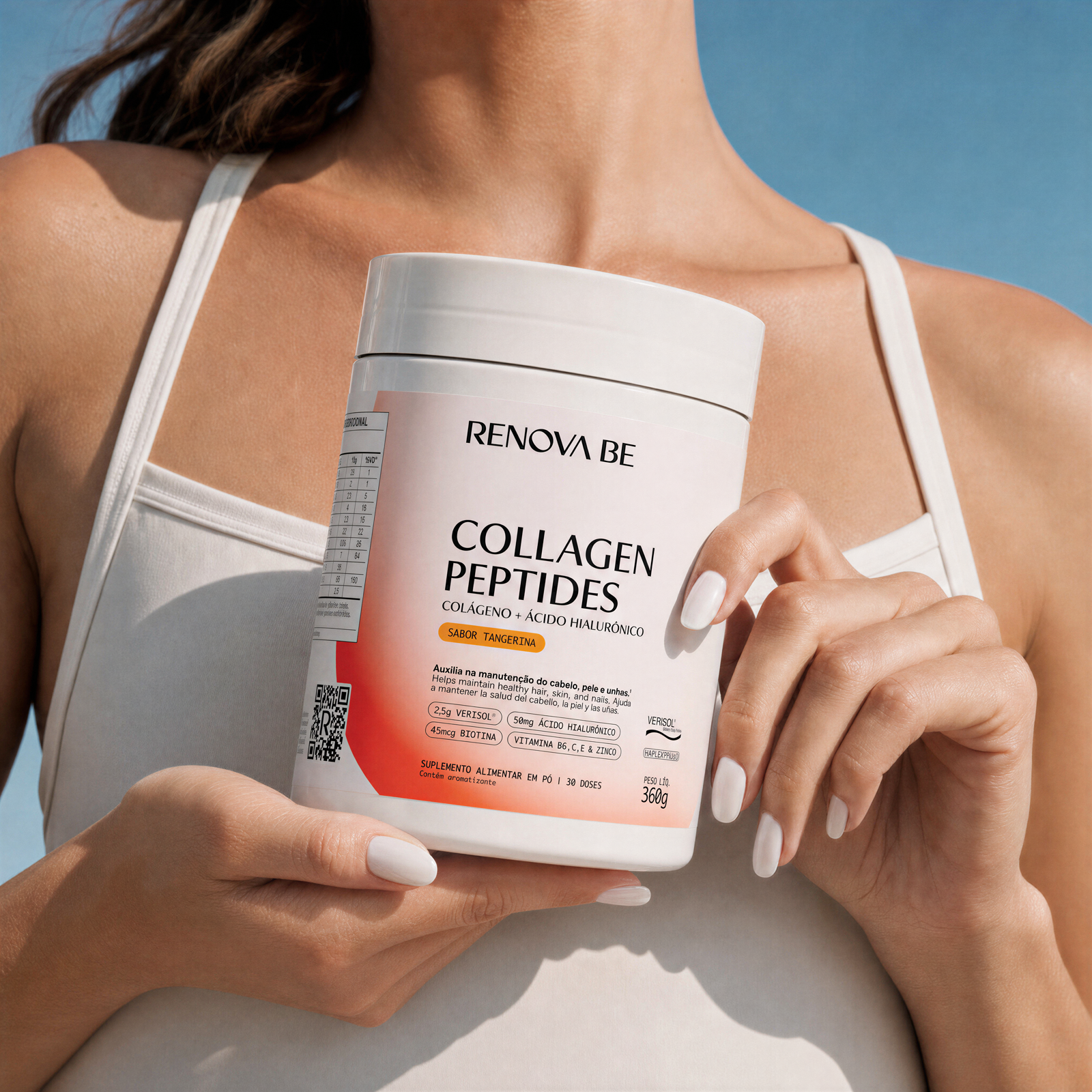 Mulher segurando o pote de Collagen Peptides