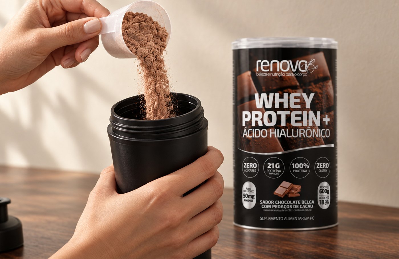 Mãos despejando uma dosadora de Whey Protein sabor chocolate belga dentro da coqueteleira