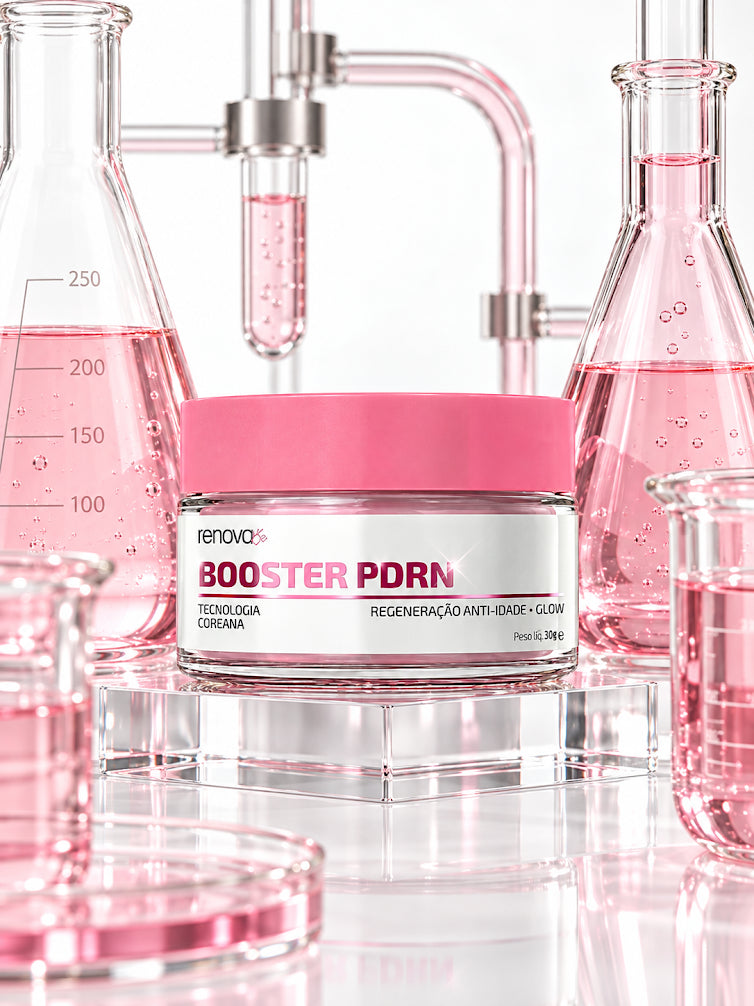 Pote do Booster PDRN entre vidrarias de laboratório com líquido rosa