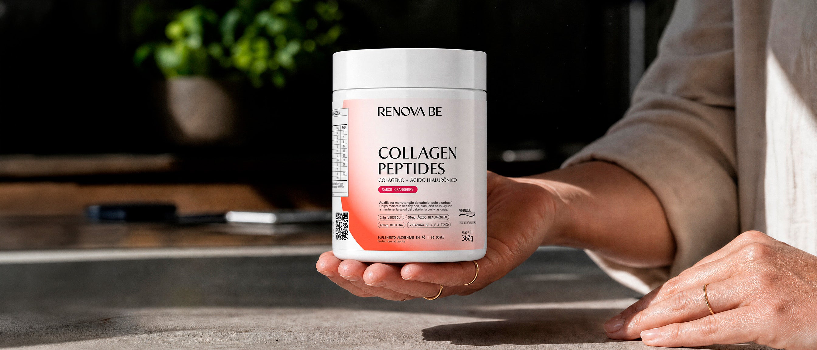 Pote de Collagen Peptides Renova Be sobre pedra ao sol